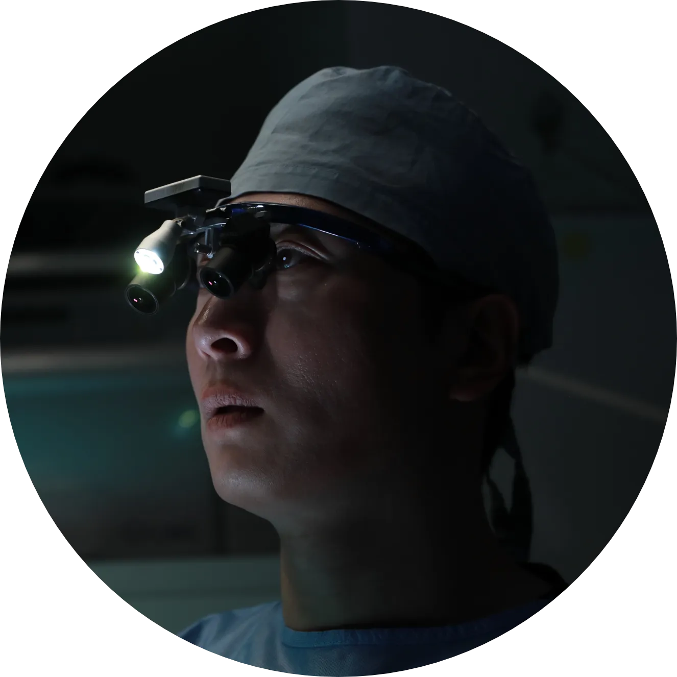 중년 눈 성형 전문 성형외과 - 박성혁 원장 수술 중 모습